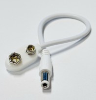 9V-Batterieclip mit weissem Kunststoffgehäuse und 2.1-mm-DC-Stecker
